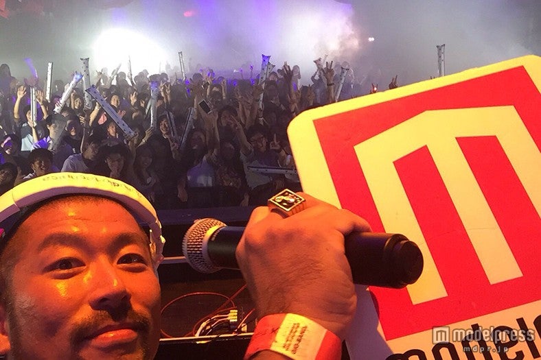 大蔵（fromケツメイシ）がステージでセルフィ！フロアは大盛り上がり