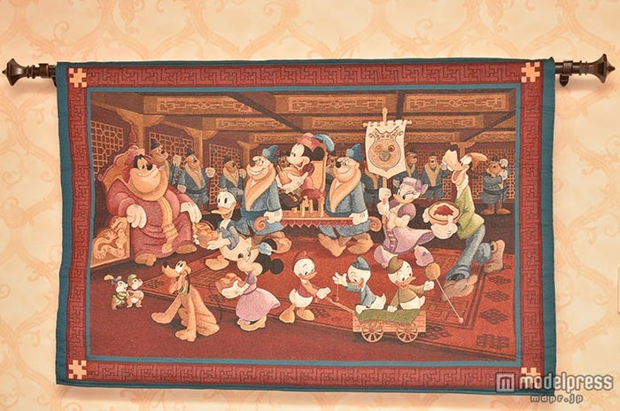 とある国へ訪れたミッキーたちを描くタペストリー