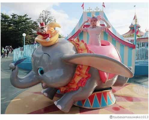 ピンク髪の益若つばさ、ディズニーランドに馴染みすぎ「現実世界では浮くので注意」