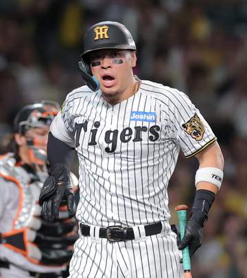 阪神 佐藤輝が死球受けて甲子園が大ブーイング 小笠原の146キロが右手付近直撃 前日は森下が左前腕への死球で途中交代