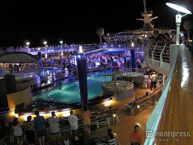 「エクスプローラー・オブ・ザ・シーズ」のプール／photo by LukeGordon1