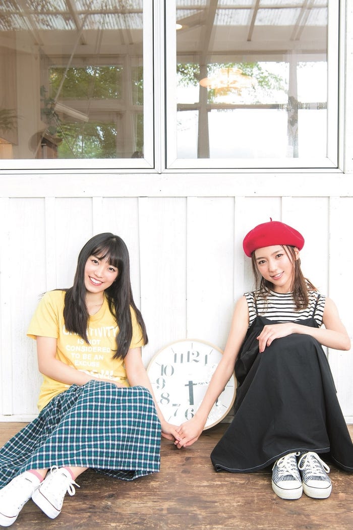 (左から)miwa、真野恵里菜(C)Takeo Dec./集英社