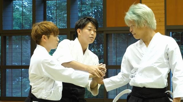 東海オンエア しばゆー 虫眼鏡が合気道で 高身長組 に逆襲 先生役に 伝説の達人 の孫が登場 モデルプレス