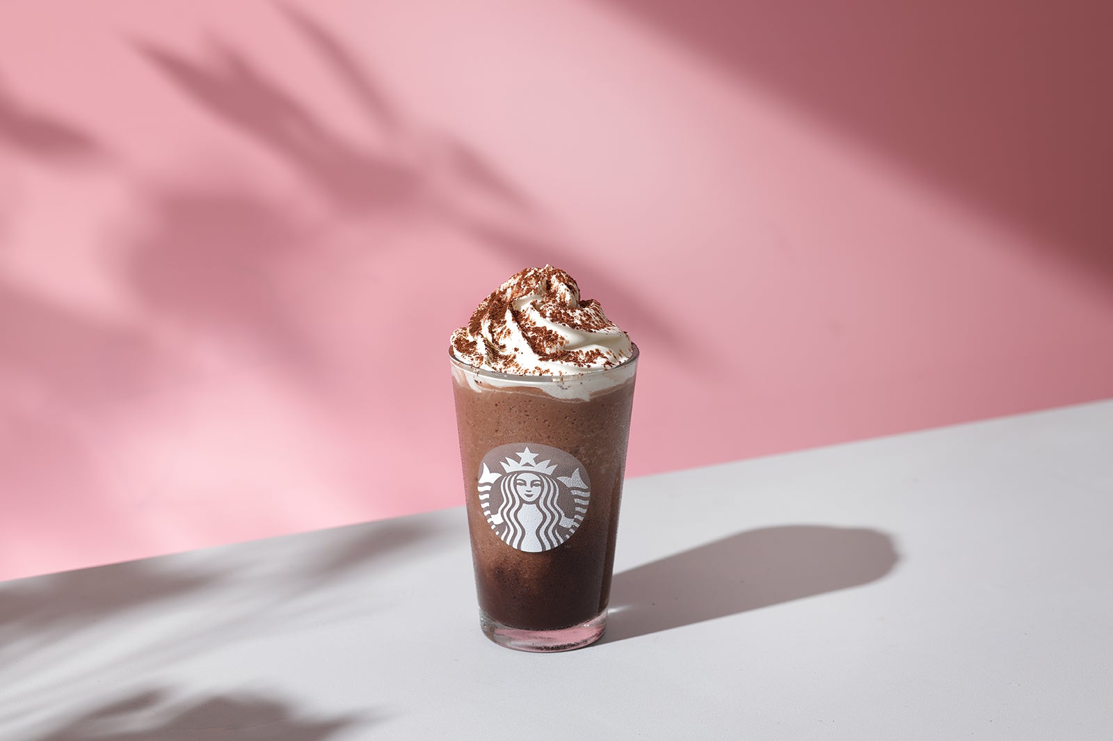スタバ「チョコレート ティー ケーキ フラペチーノ」華やかにティー香るケーキのような新作フラペ
