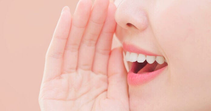 ２．耳打ちをする