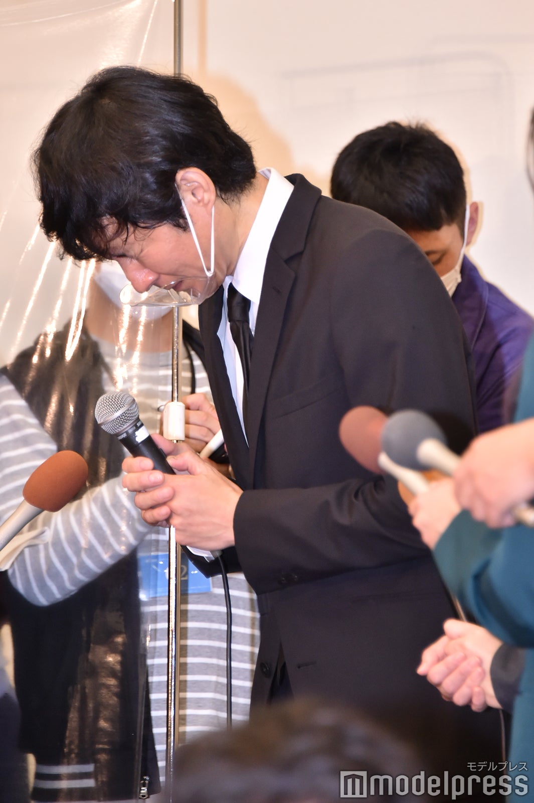 渡部建謝罪会見の様子 （C）モデルプレス