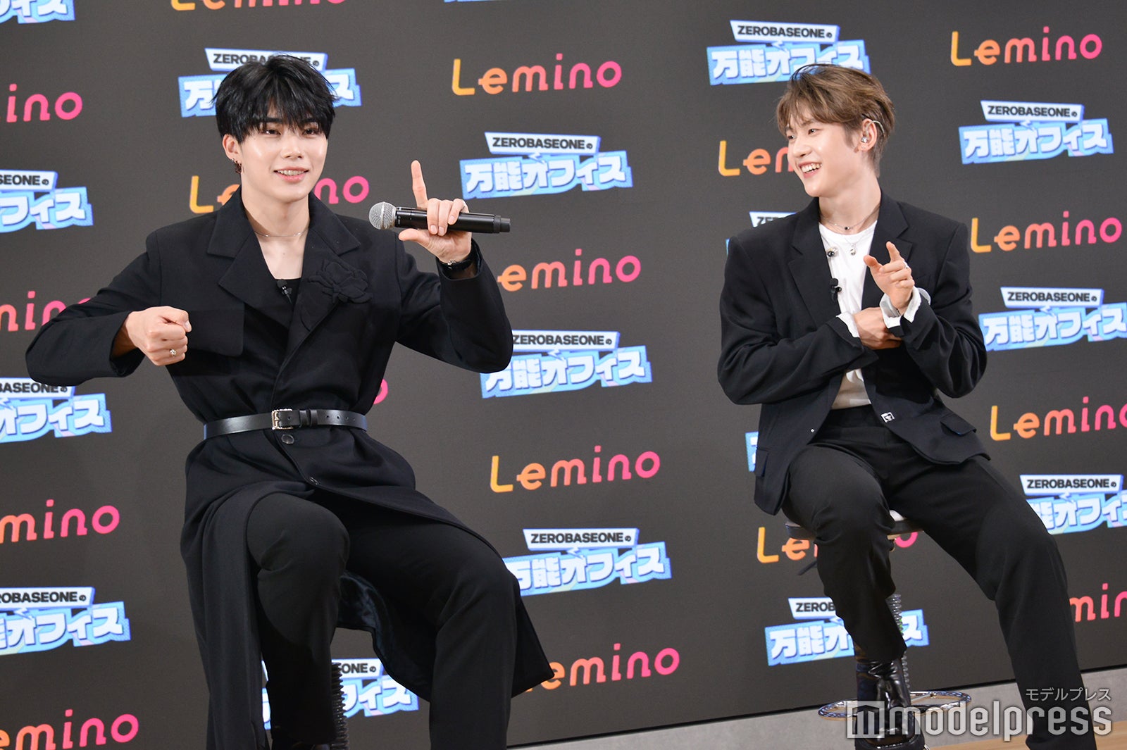 ソク・マシュー考案ポーズをやってみるパク・ゴヌク（C）モデルプレス