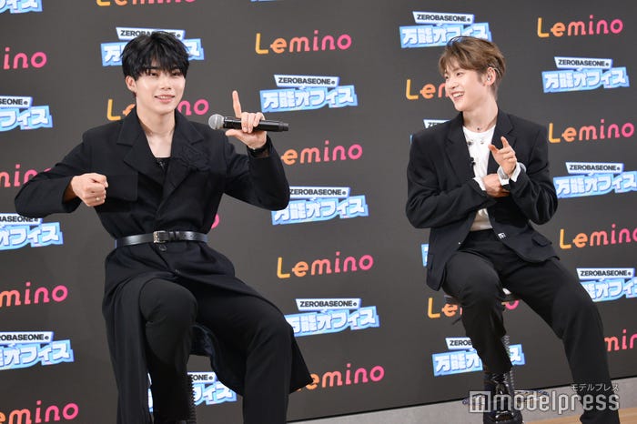 ソク・マシュー考案ポーズをやってみるパク・ゴヌク(C)モデルプレス