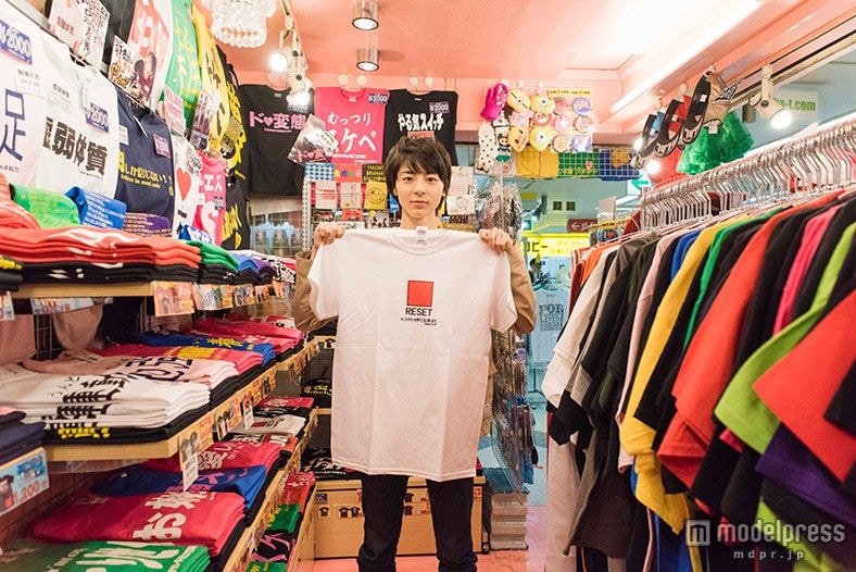 選んだのはリセットボタンのデザイン「このTシャツを着ていれば怒られても元気になれそう！」（画像提供：所属事務所）