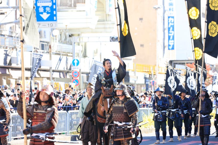 木村拓哉/「信長公騎馬武者行列」の様子(C)2023「THE LEGEND & BUTTERFLY」製作委員会