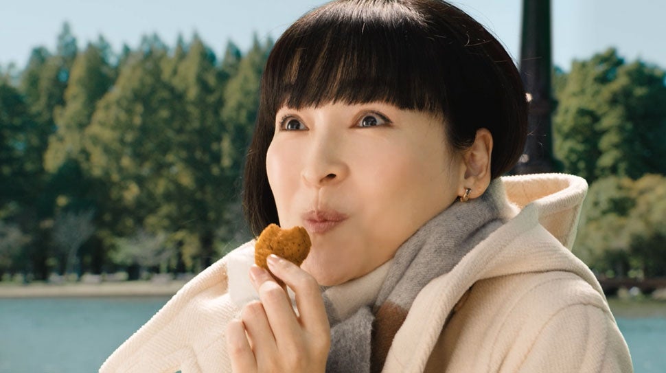 麻生久美子／新TVCM「スパイシーチキンマックナゲット黒胡椒ガーリック『大人はつらいよ登場』篇」より（提供写真）