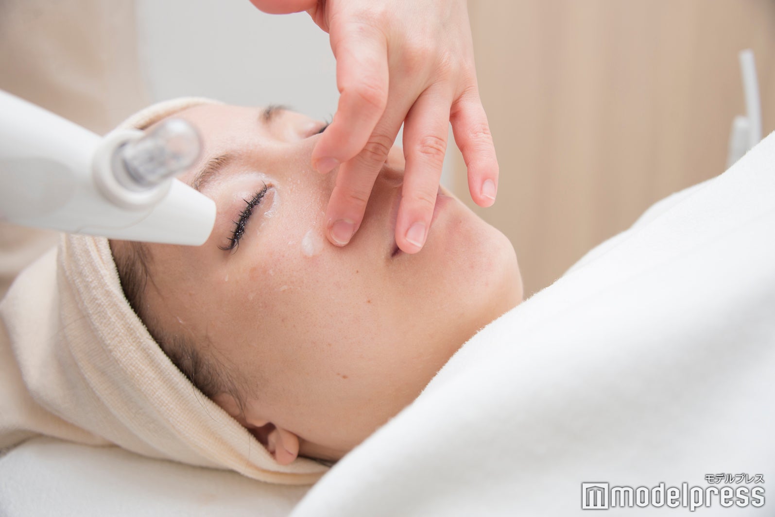 コラーゲンを直接肌になじませていく（C）モデルプレス