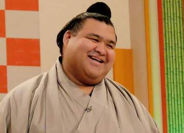 妻同伴の高安「ボンジュール」と陽気に2ショット 横綱もニッコリ 「凱旋門が小さく見えますw」「とてもいいお写真」