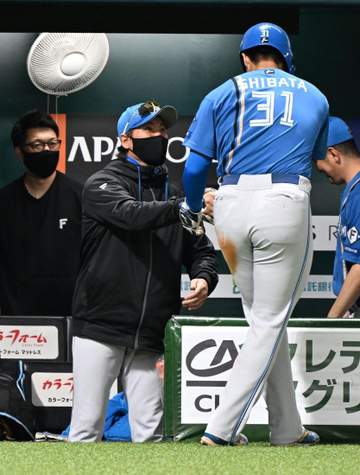 ソフトBに2連敗の日本ハム・新庄監督「惜しいじゃダメ。負けは負け」悪送球の有薗には苦言「打ったとしてもああいうプレーが続けば出場機会は減っていく」
