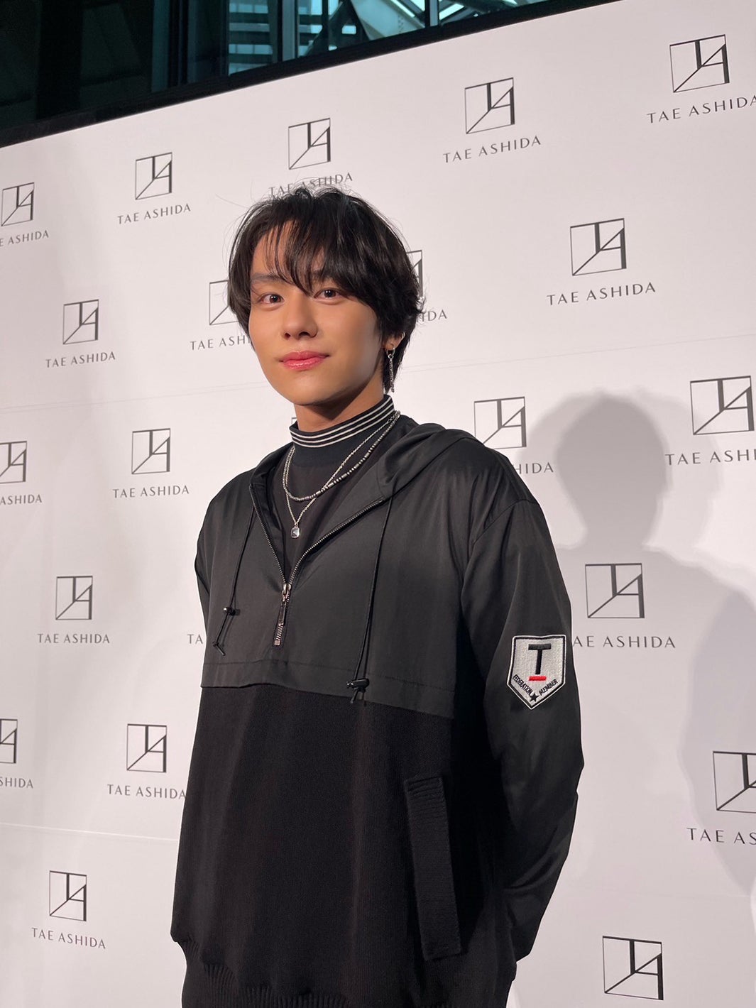 山下幸輝「TAE ASHIDA」ショー来場 短パン＆ソックスの個性派スタイリングのポイントは？＜オフショット＆コメント＞