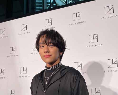 山下幸輝「TAE ASHIDA」ショー来場 短パン&ソックスの個性派スタイリングのポイントは?<オフショット&コメント>
