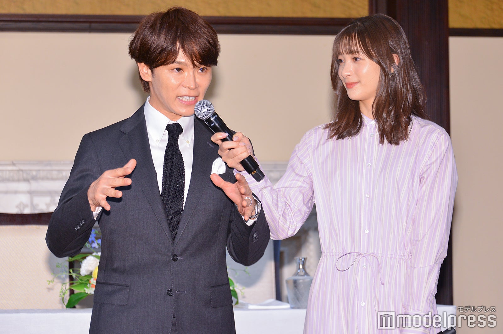 手話で挨拶をしたTATSU、足立梨花（C）モデルプレス