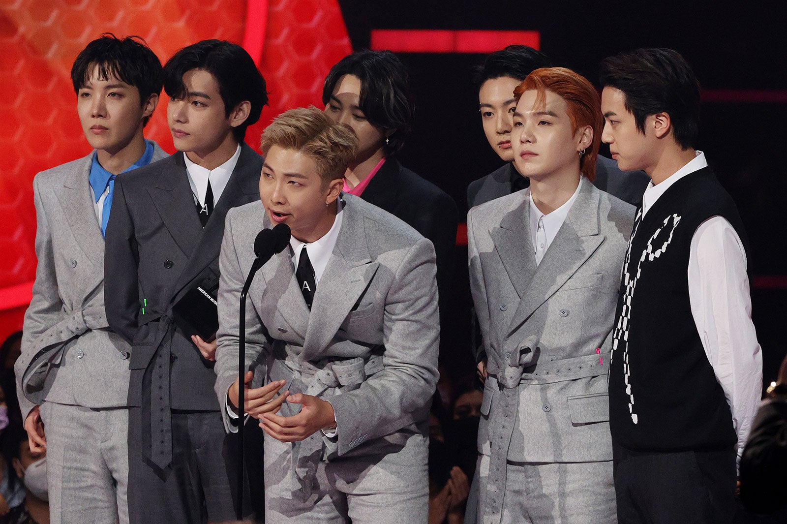 「2021 AMAs」でArtist of The Yearを受賞したBTS／photo by Getty Images
