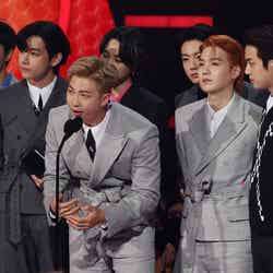 「2021 AMAs」でArtist of The Yearを受賞したBTS／photo by Getty Images