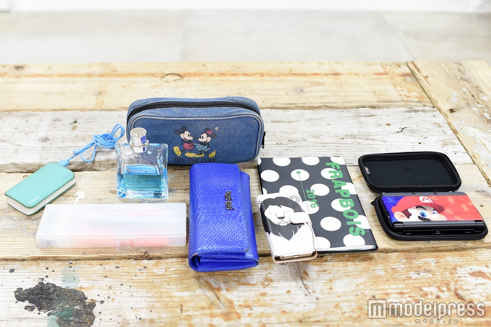 たくぽん私物／（左から）充電器、香水、ペンケース、ポーチ、財布、携帯、手帳、3DS（C）モデルプレス