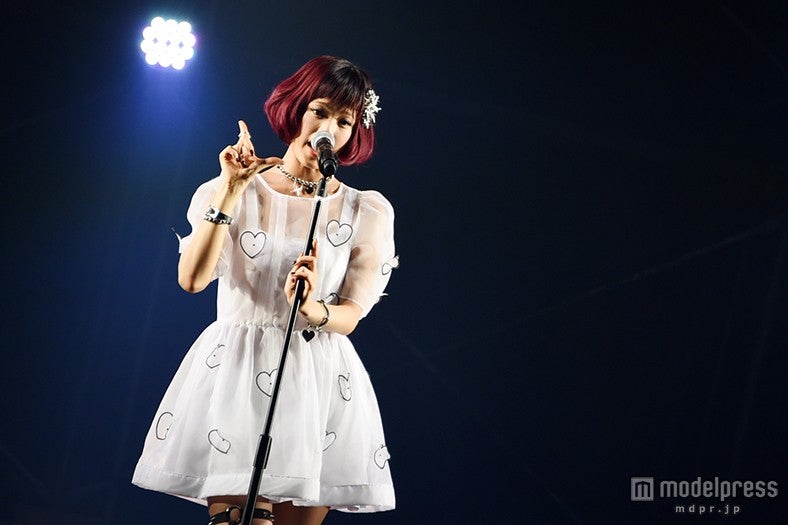 ポップでカワイイ歌姫・ハナエ、“ウィスパーボイス”響かす