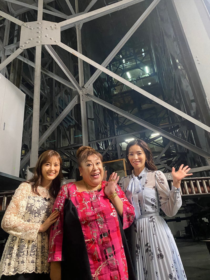 生田絵梨花、森公美子、知念里奈／撮影：秋倉康介