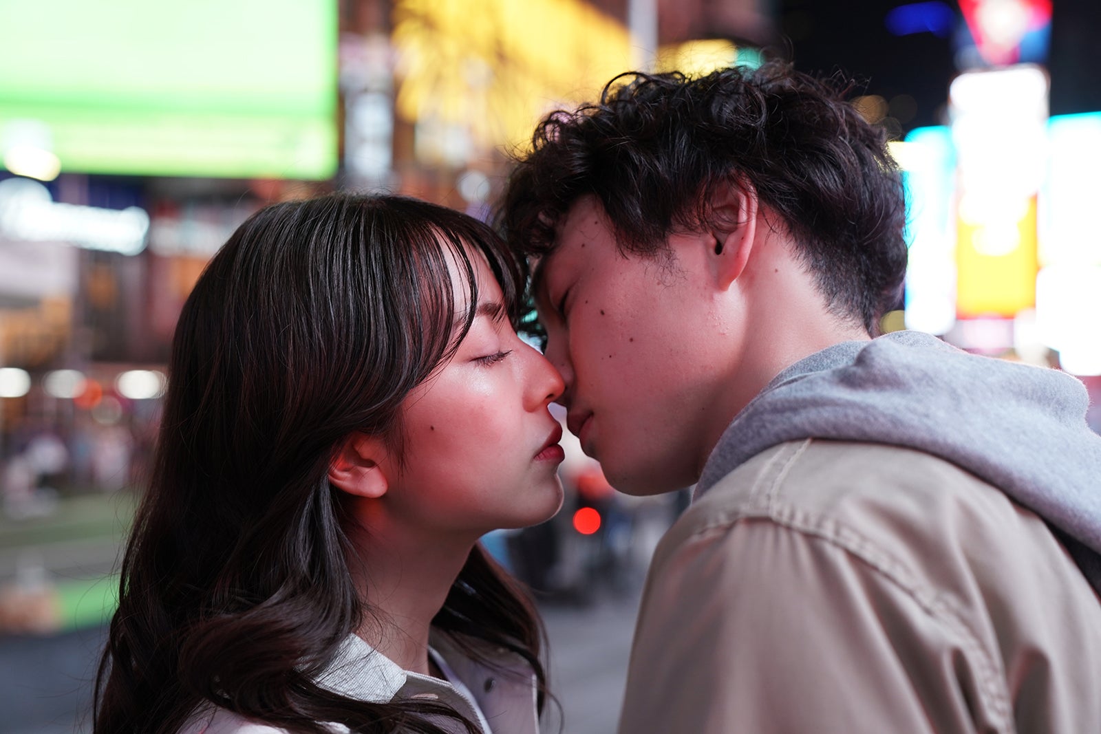 小島梨里杏、柾木玲弥「恋愛ドラマな恋がしたい in NEW YORK」第1話（C）AbemaTV, Inc.