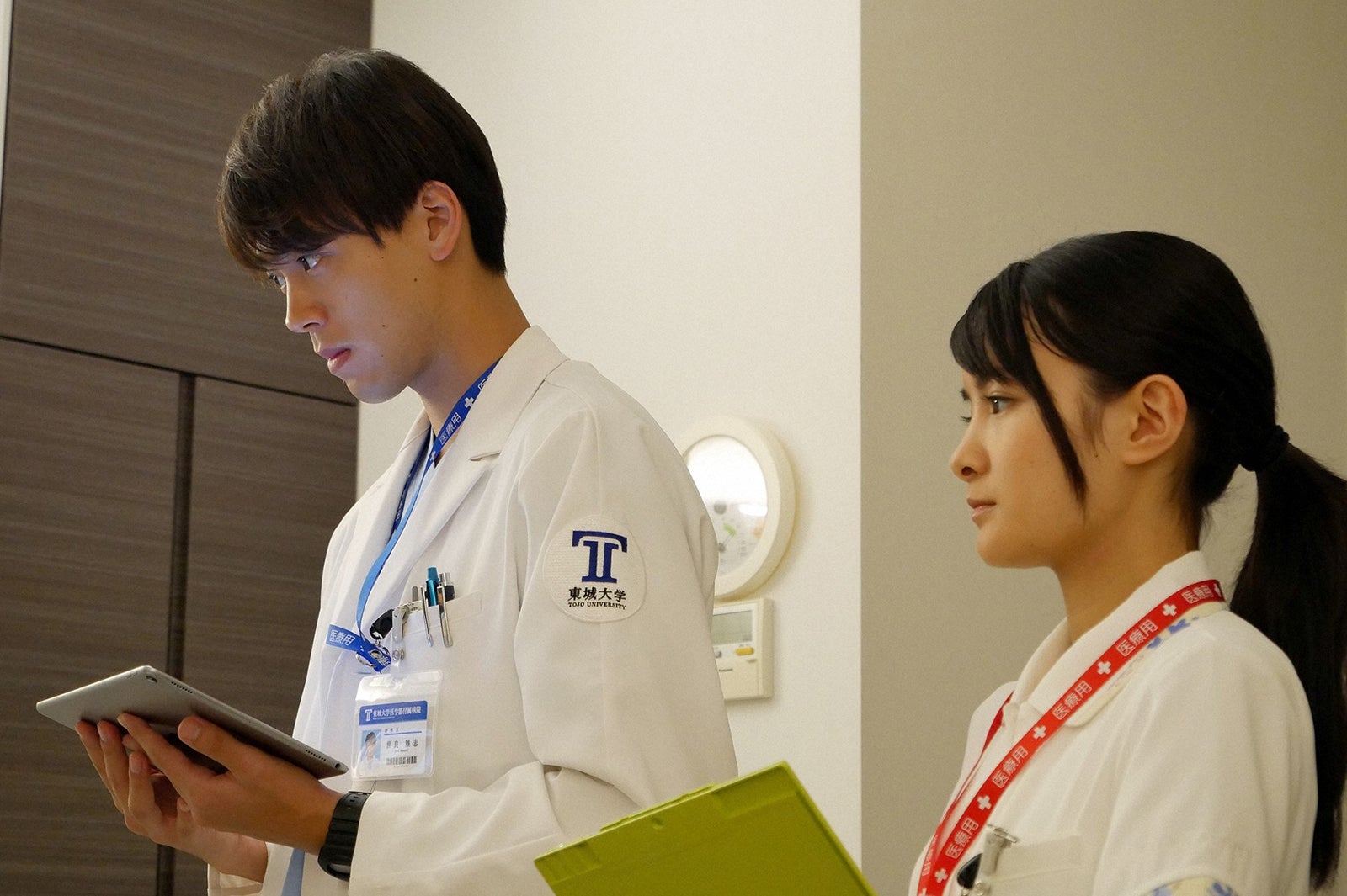 竹内涼真、葵わかな／「ブラックペアン」第3話より（C）TBS