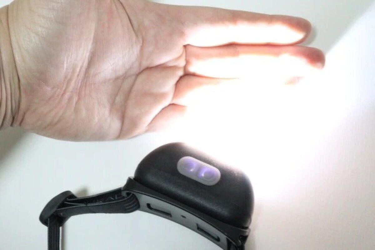 手のひらをかざすと明るく点灯するLEDヘッドライト