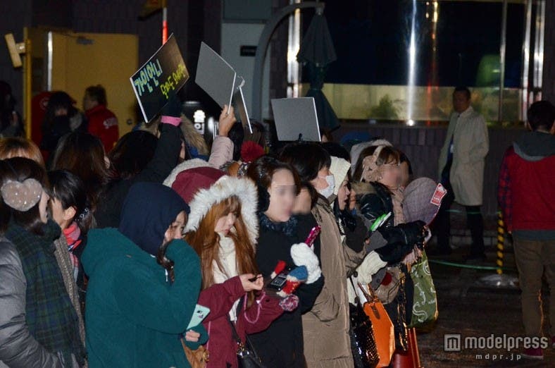 手作りのボードでスターたちを出迎える