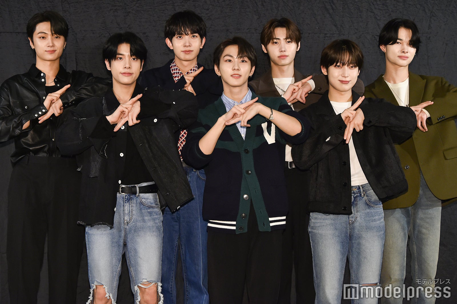 （後列左から）JAY、HEESEUNG、SUNGHOON、NI-KI（前列左から）JAKE、JUNGWON、SUNOO（C）モデルプレス