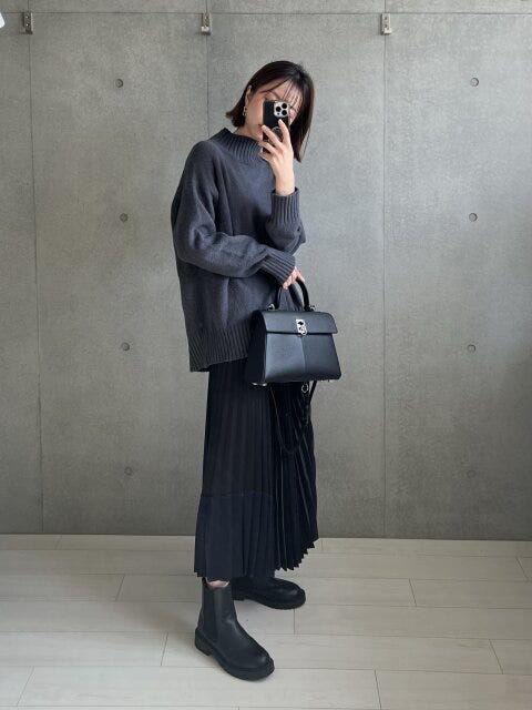 UNIQLO:C ユニクロ プリーツカラーブロックスカート ブラック ニット コーデ UNIQLO:C ユニクロ プリーツカラーブロックスカート ブラック ニット コーデ