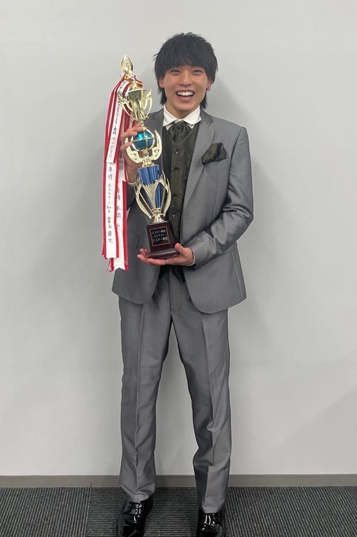 「専修大学ミスターコンテスト2022」でグランプリを受賞した堀士真之佑さん(提供写真)