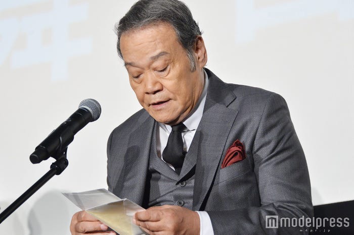 手紙を読み上げる西田敏行(C)モデルプレス