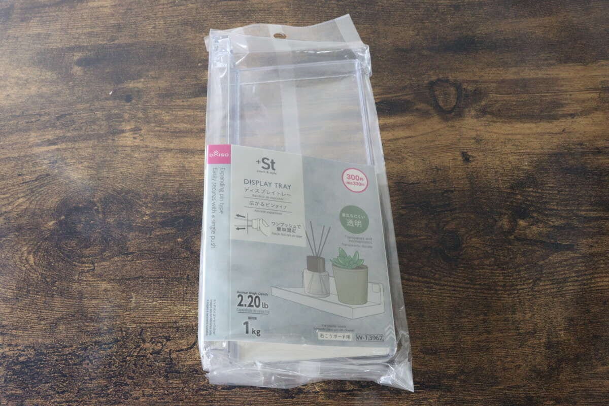 透明なプラスチック製のディスプレイトレーがパッケージに入った状態 透明なプラスチック製のディスプレイトレーがパッケージに入った状態