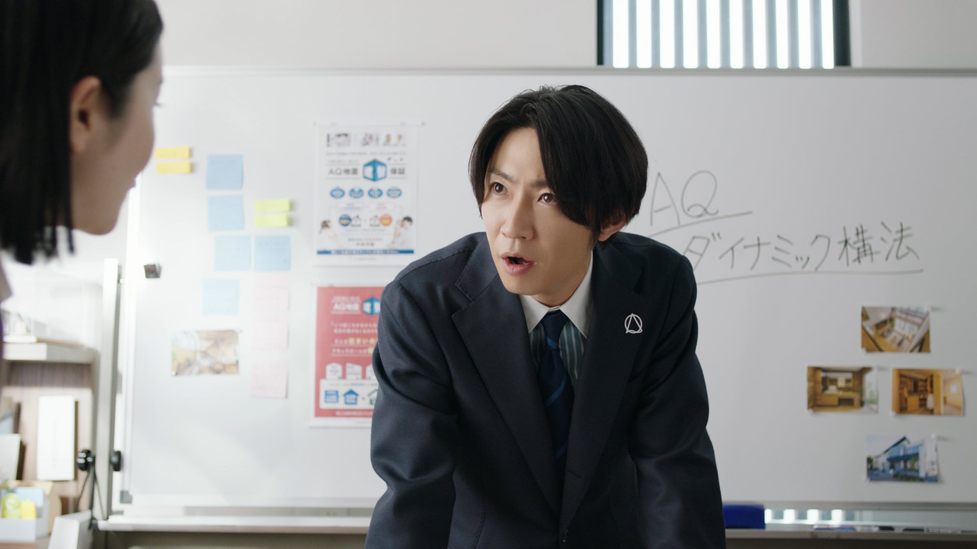 相葉雅紀 アキュラホーム新TVCM「壁ドン」篇より（提供写真）