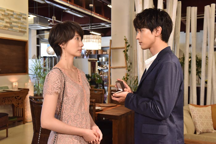 波瑠・吉沢亮/「サバイバル・ウェディング」第8話より(C)日本テレビ