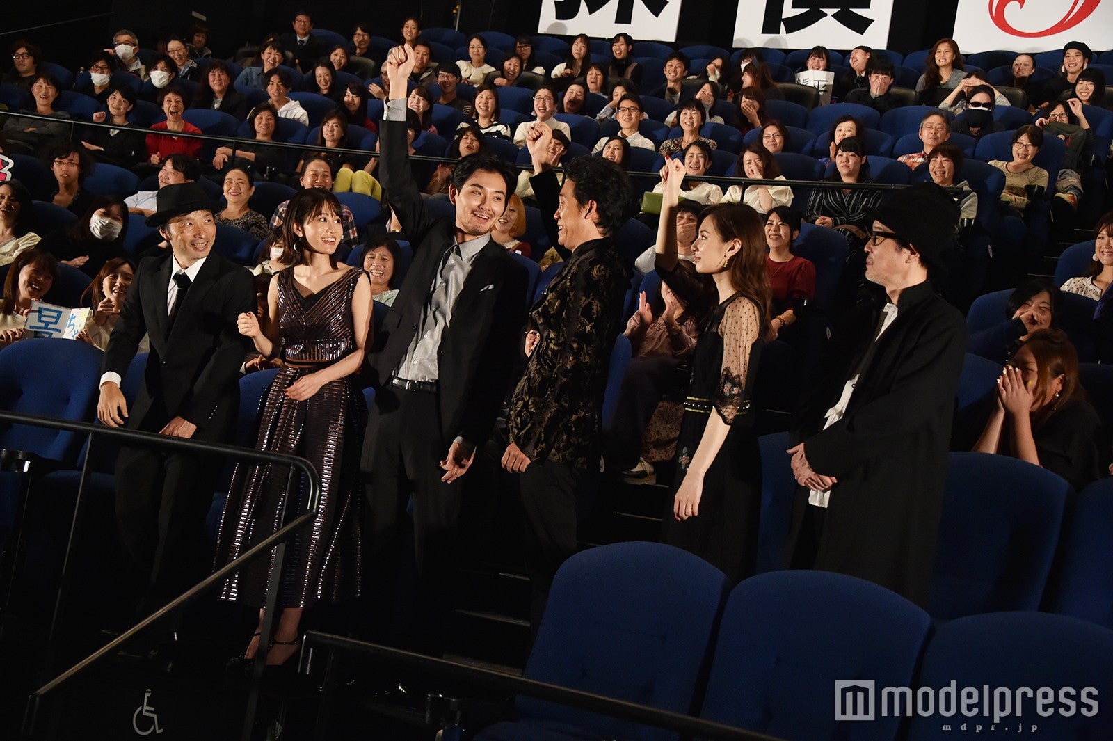 ムービー撮影でのポーズにこだわり観客に熱血指導する大泉洋（C）モデルプレス