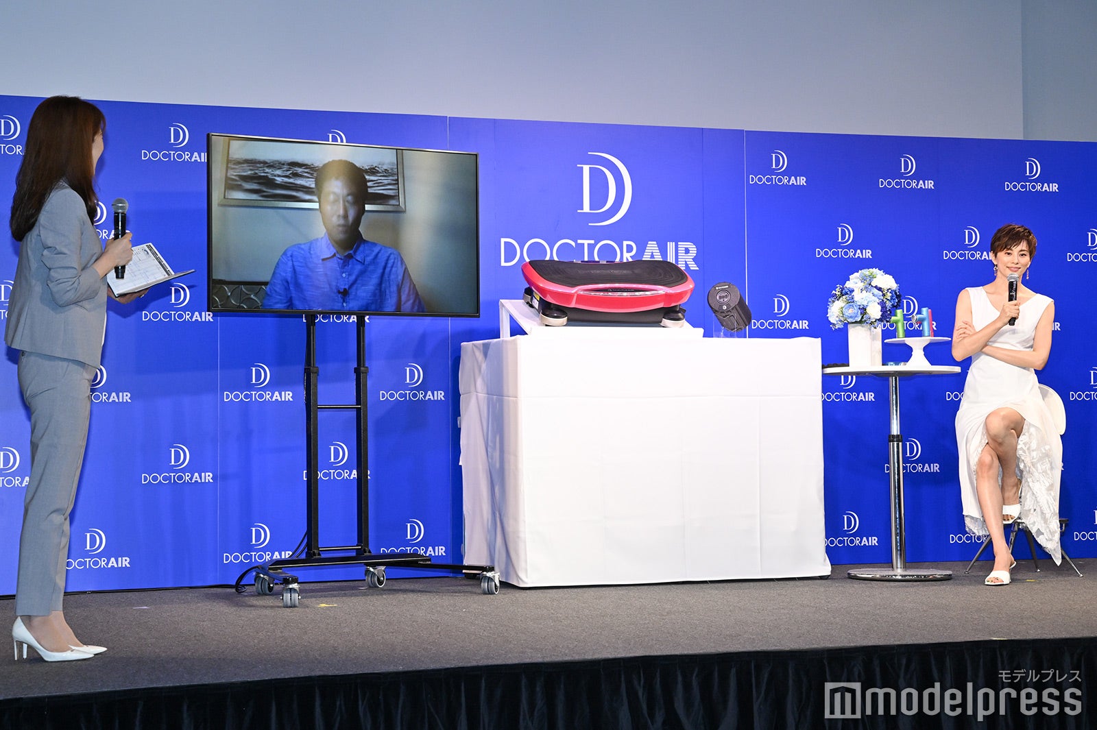 上原浩治（モニター）、（右）米倉涼子（C）モデルプレス