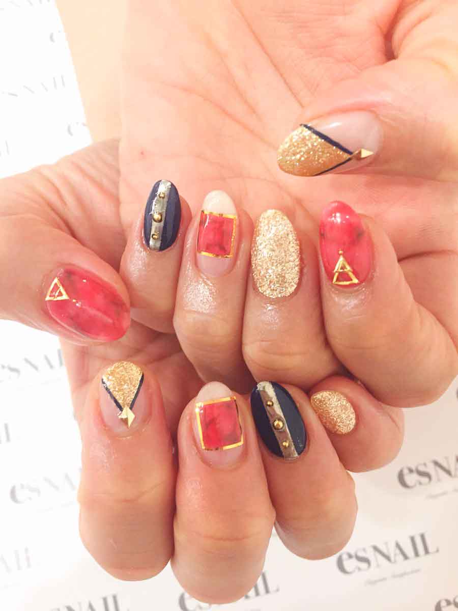 赤のべっ甲が可愛い／画像提供：esNAIL