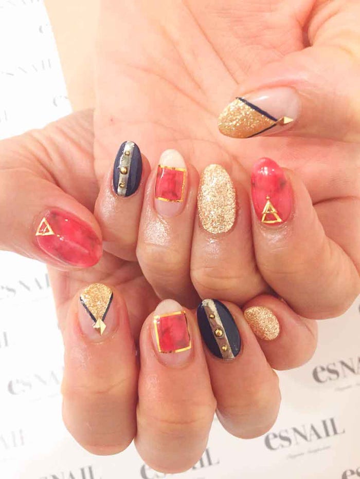 赤のべっ甲が可愛い/画像提供:esNAIL