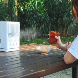 マイナス7.7度の風で涼しい!扇風機の生ぬるい風とはサヨナラできる冷風扇。クーラーより体に優しく、屋外でも使える