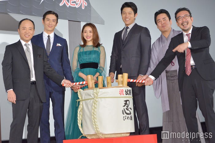 左から:マキタスポーツ、伊勢谷友介、石原さとみ、鈴木亮平、立川談春、中村義洋監督(C)モデルプレス