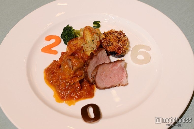 ポークトマトシチューとスパイシーローストポーク　茄子のグラタンとポテトのソテーを添えて