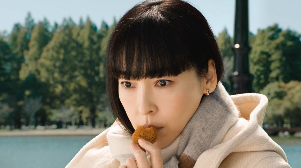 麻生久美子／新TVCM「スパイシーチキンマックナゲット黒胡椒ガーリック『大人はつらいよ登場』篇」より（提供写真）