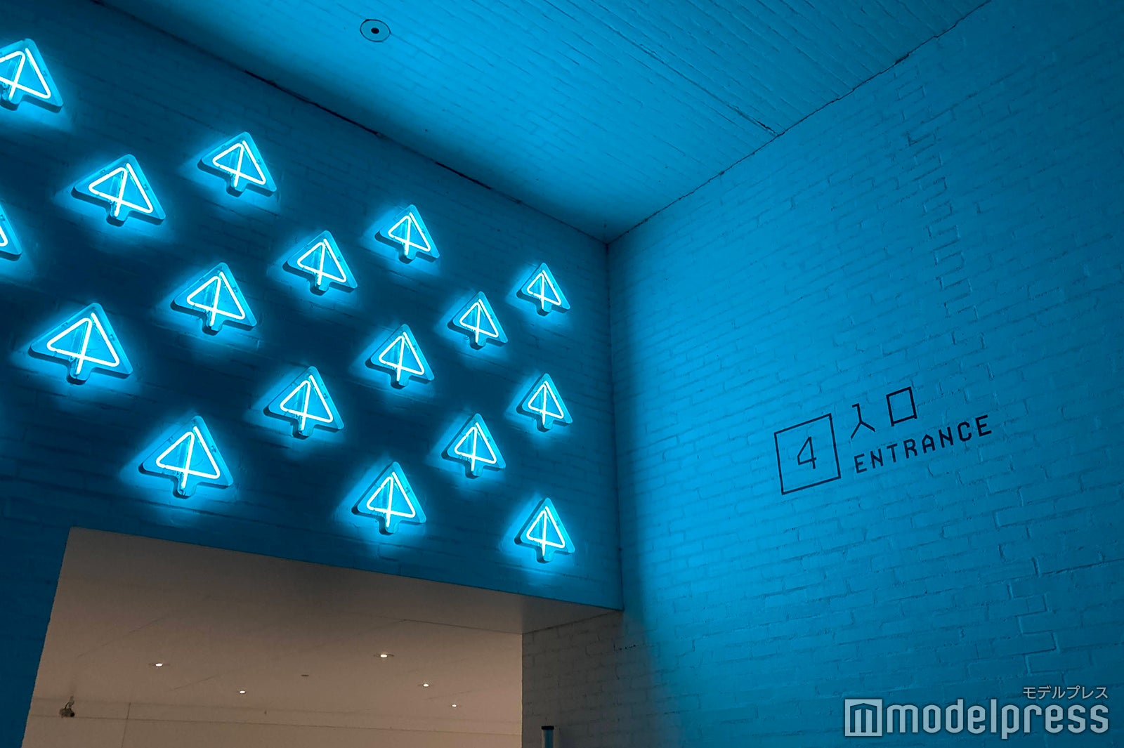 外観に設置されたシンボルマークは「木」と青森の頭文字である「A」をモチーフに （C）モデルプレス