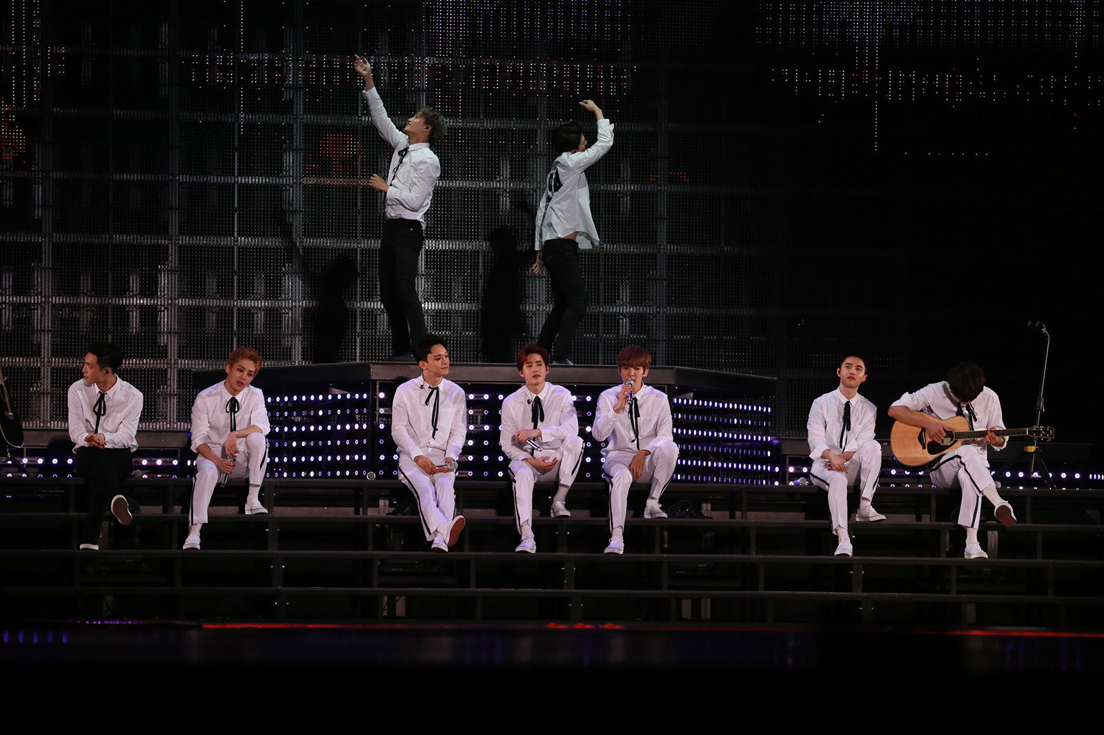 （後列左から）カイ、セフン、（前列左から）レイ、シウミン、チェン、スホ、ベクヒョン、ディオ、チャンヨル