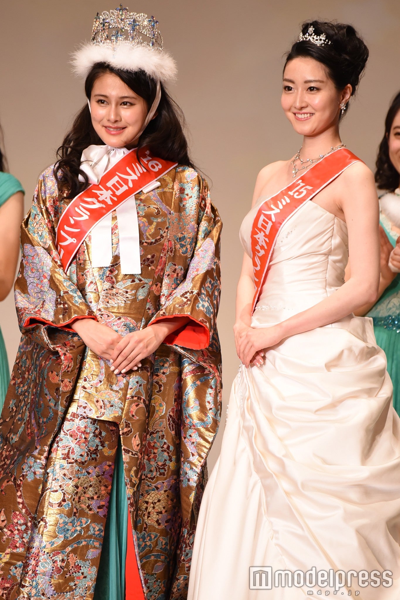 （左）松野未佳さん（C）モデルプレス