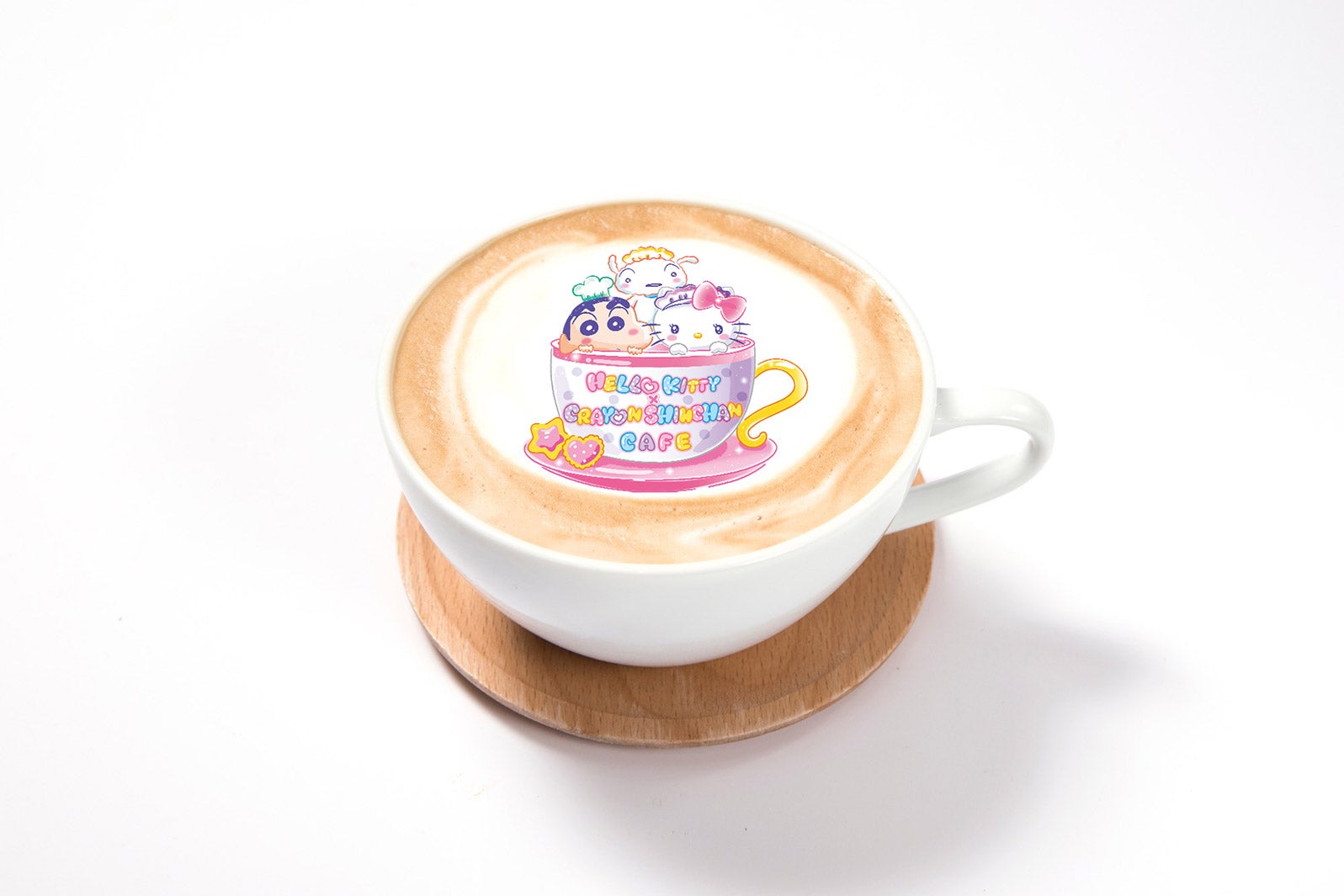 ハローキティ×しんちゃんホットカフェラテ790円（税抜）（C）U／F・S・A・A（C）1976, 2019 SANRIO CO., LTD.APPROVAL NO. G594645