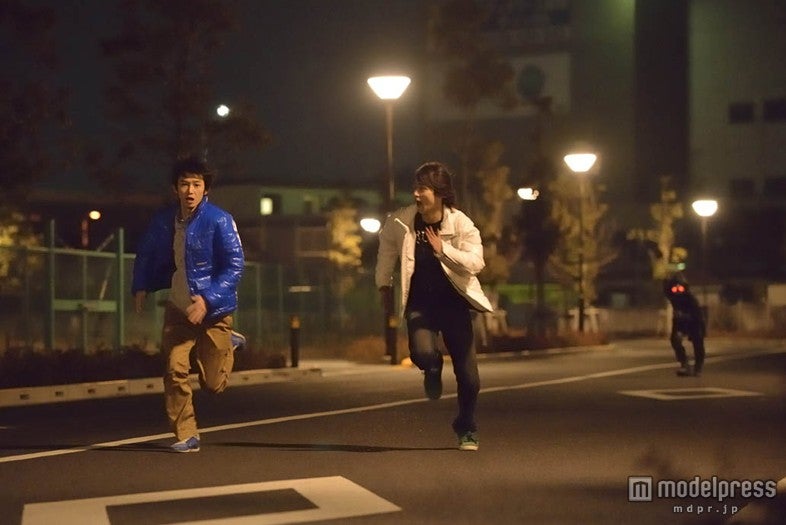 ドラマ「リアル鬼ごっこ THE ORIGIN」（左から：本郷奏多、佐藤洋）